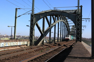 Containerzug mit 186 105 auf der Südbrücke in Köln (09.03.2014)