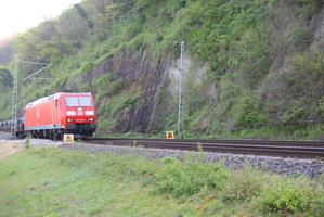 Güterzug mit Drahtrollen auf Flachwagen mit BR 185