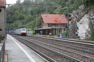 Intermodal-Zug mit Lkw Walter auf der Lötschberg-Südrampe mit Dreifach-Traktion