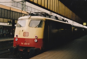 114 493-0 vor dem eilzug E3419 in Essen Hbf am 05.03.1988