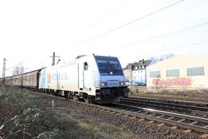 185 696-2 mit Güterzug