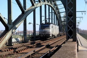 Stahlzug mit akiem-Lok 37024 auf der Südbrücke Köln